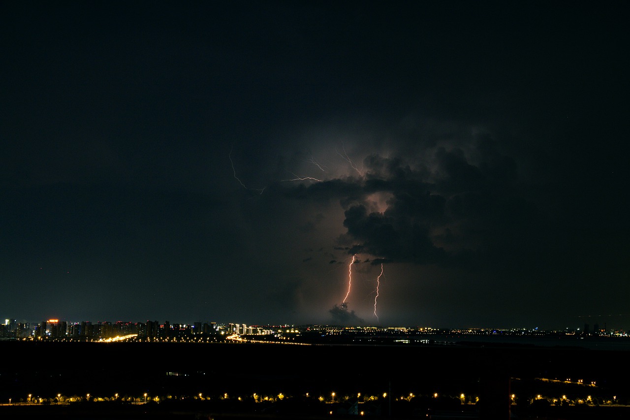 Light Flash Storm Lighting Thunder  - zhangonestone / Pixabay