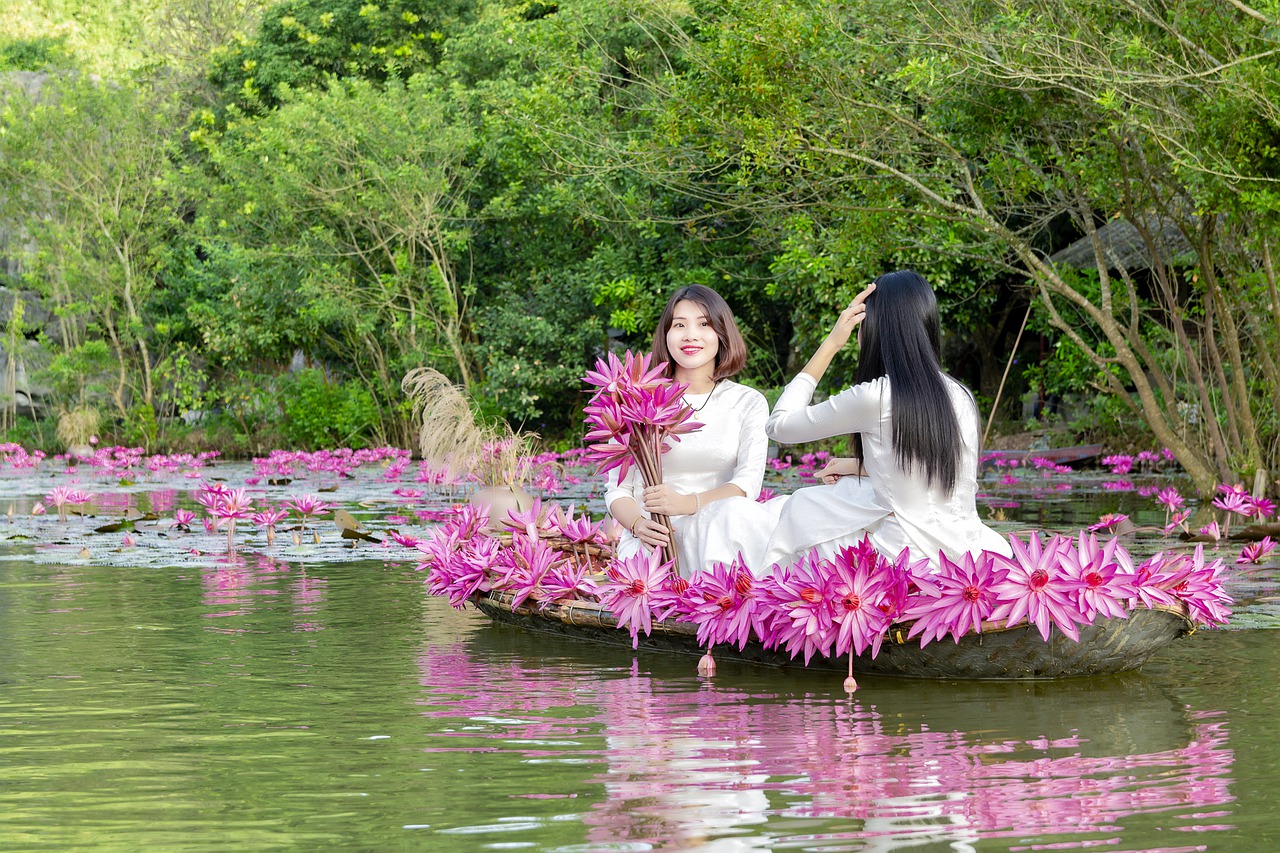 Lilies Women Vietnam Hanoi River  - DonThao / Pixabay
