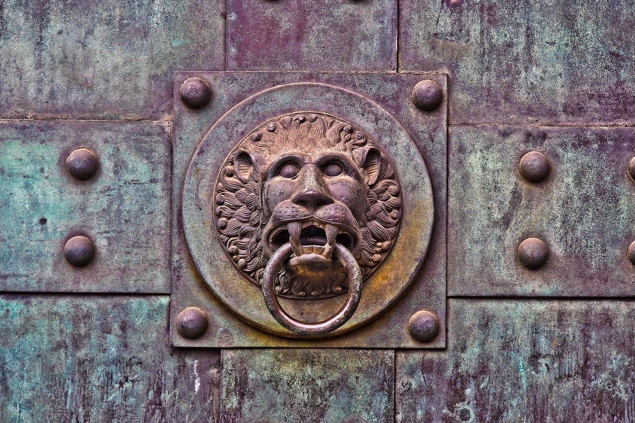 Lion Head Door Knocker Door Gate  - MichaelGaida / Pixabay