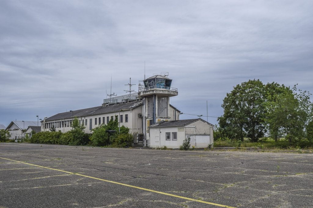 Lost Places Tower Airport Aviation  - MichaelGaida / Pixabay