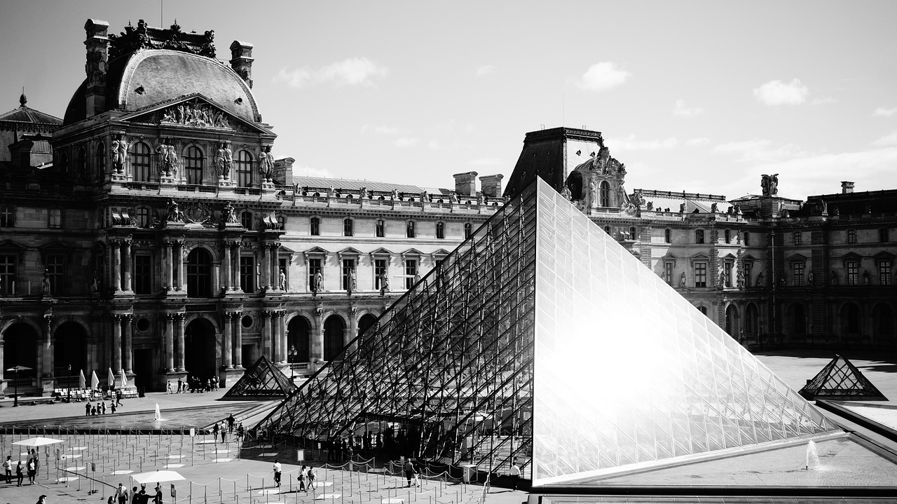 Louvre Paris Museum France  - popofielbo / Pixabay
