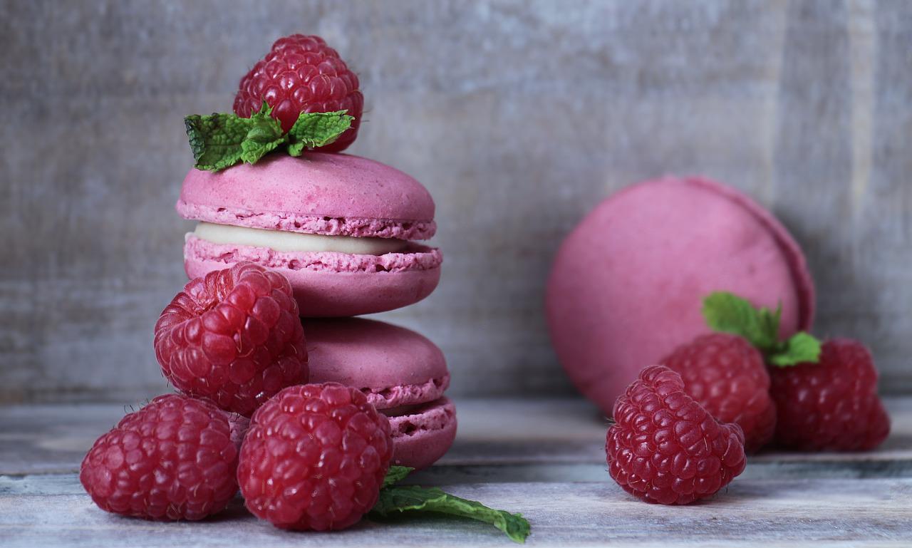 macarons raspberries pastries 2548827
