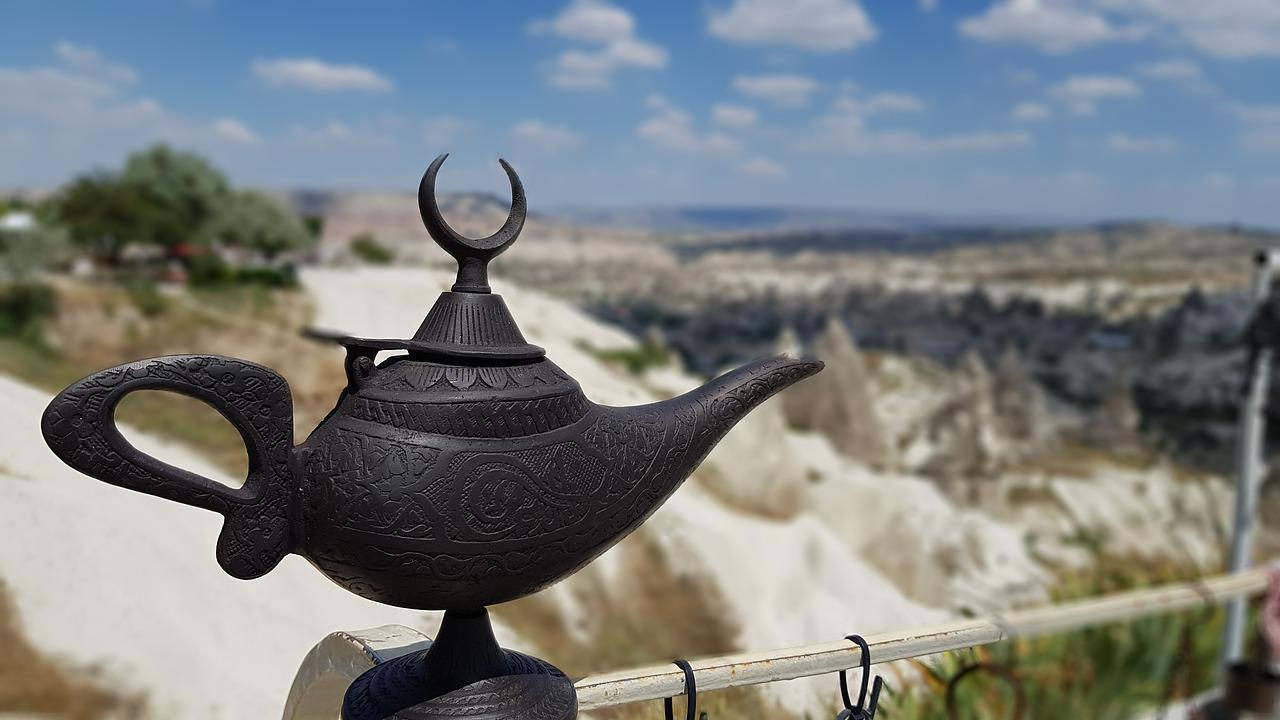 Magic Lamp Crescent Aladdin S Lamp  - kerimsarigul / Pixabay