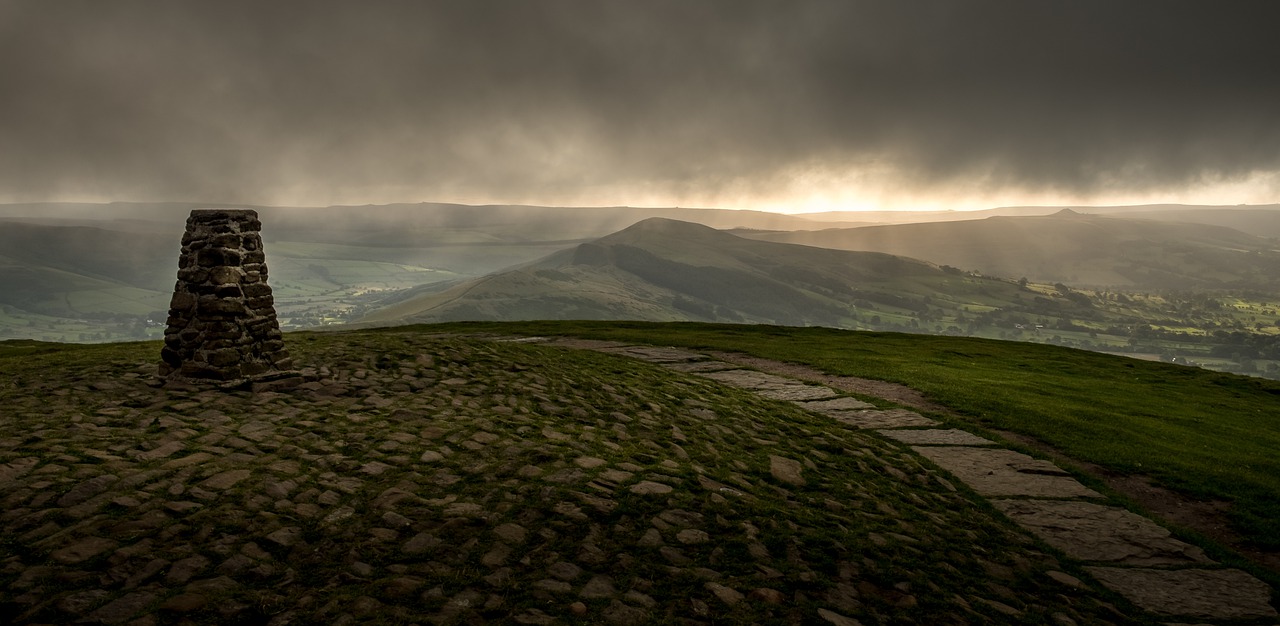 Mam Tor Trig Point Peak District  - TimHill / Pixabay