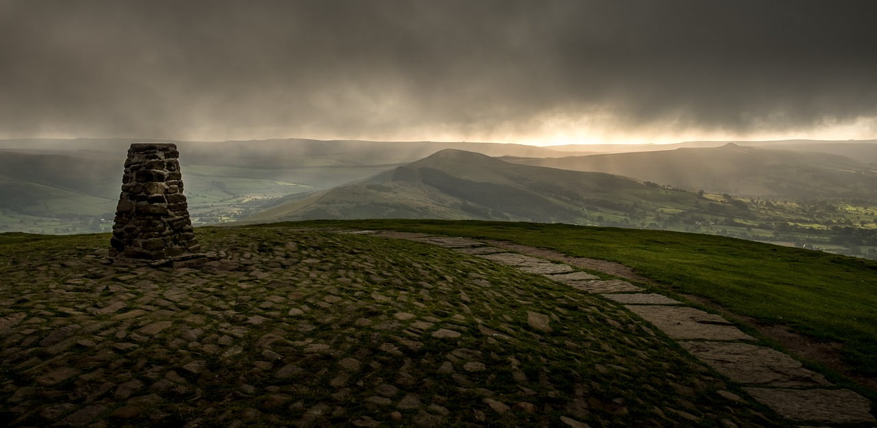 Mam Tor Trig Point Peak District  - TimHill / Pixabay