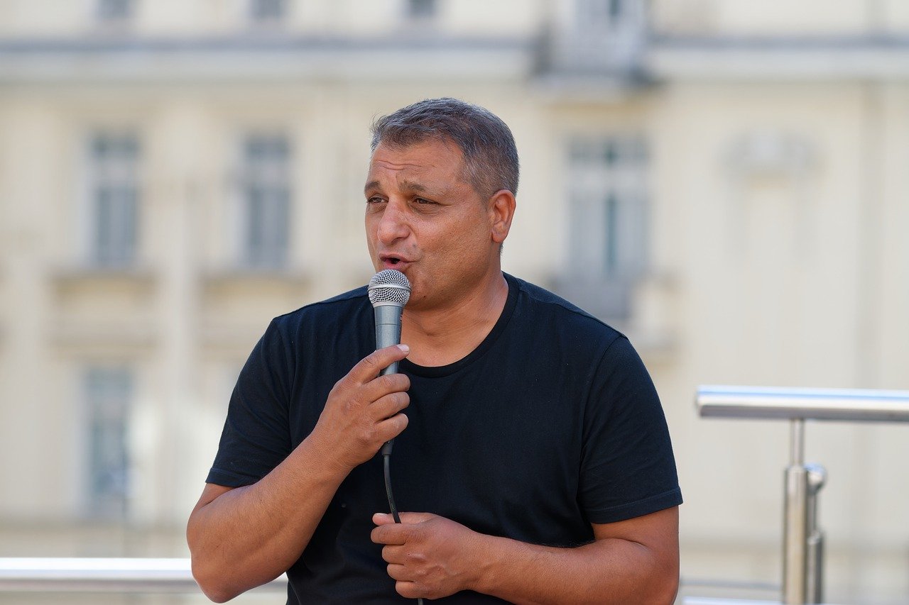 Man Adult Casual Busker Singing  - Surprising_Shots / Pixabay