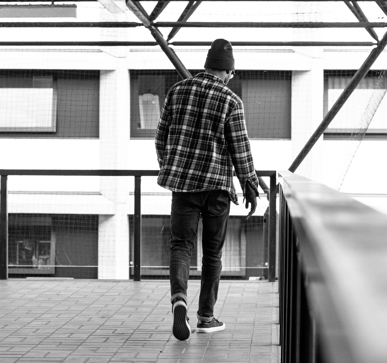 Man Alone Urban Sad Lonely - rekned / Pixabay