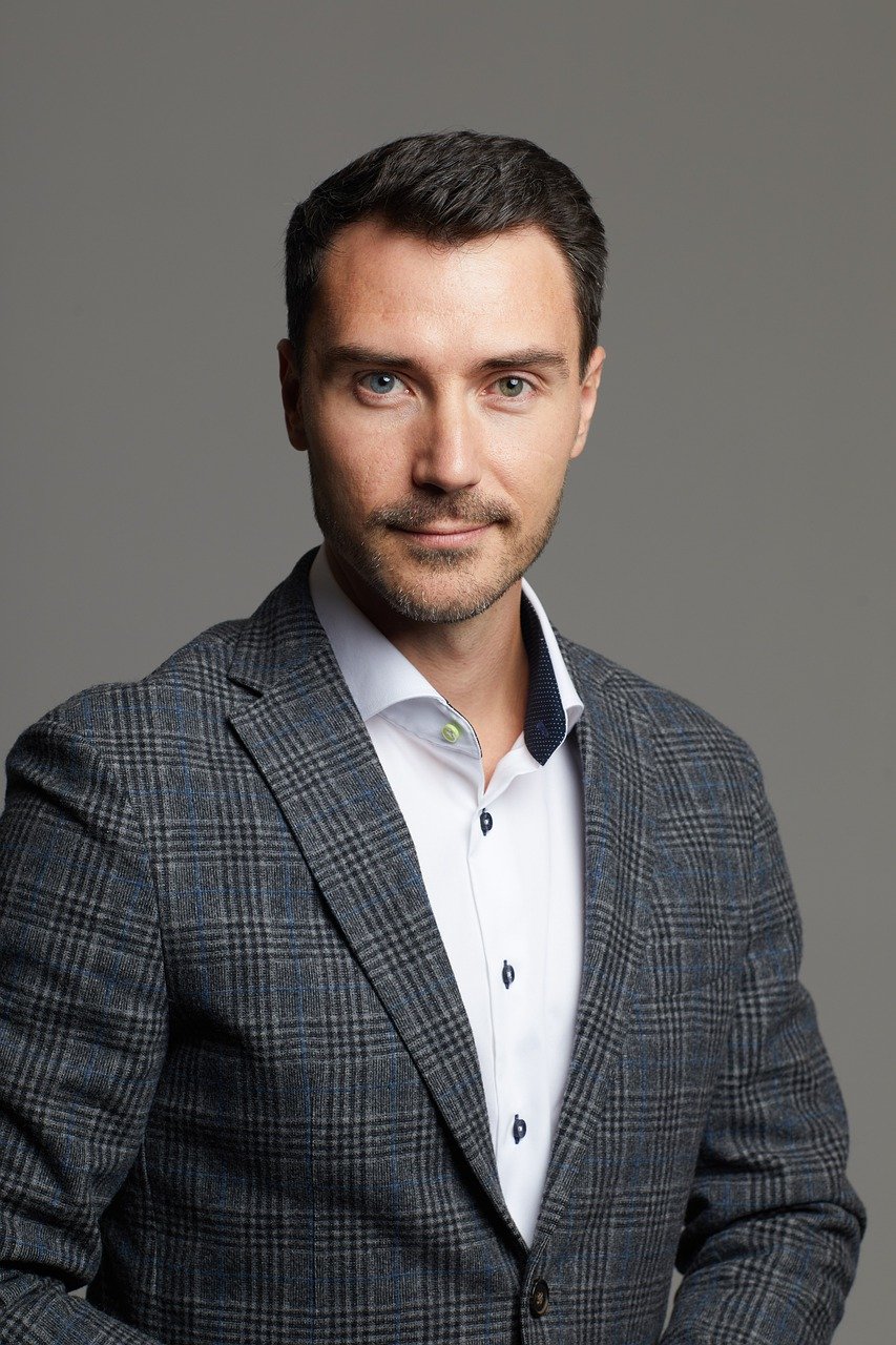 Man Businessman Suit Handsome - reachsky7 / Pixabay