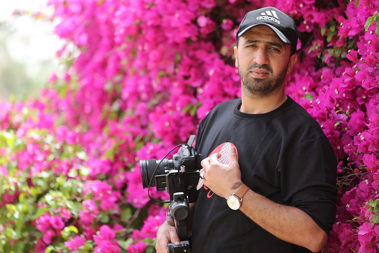 Man Camera Photographer Equipment - hosny_salah / Pixabay