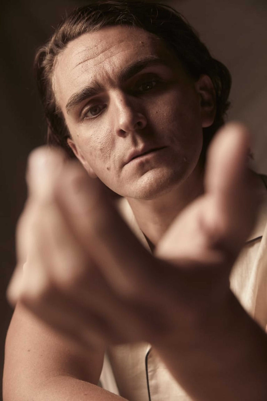 Man Dramatic Portrait Model Guy  - MediamagixRt / Pixabay