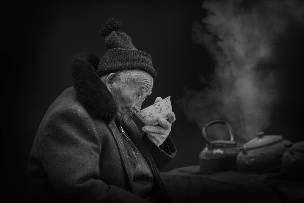 Man Drinking Tea Beverage  - lyw1390 / Pixabay