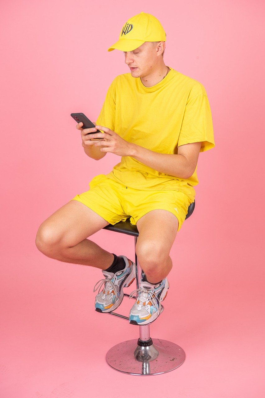 Man Fashion Smartphone - OttoRavn / Pixabay