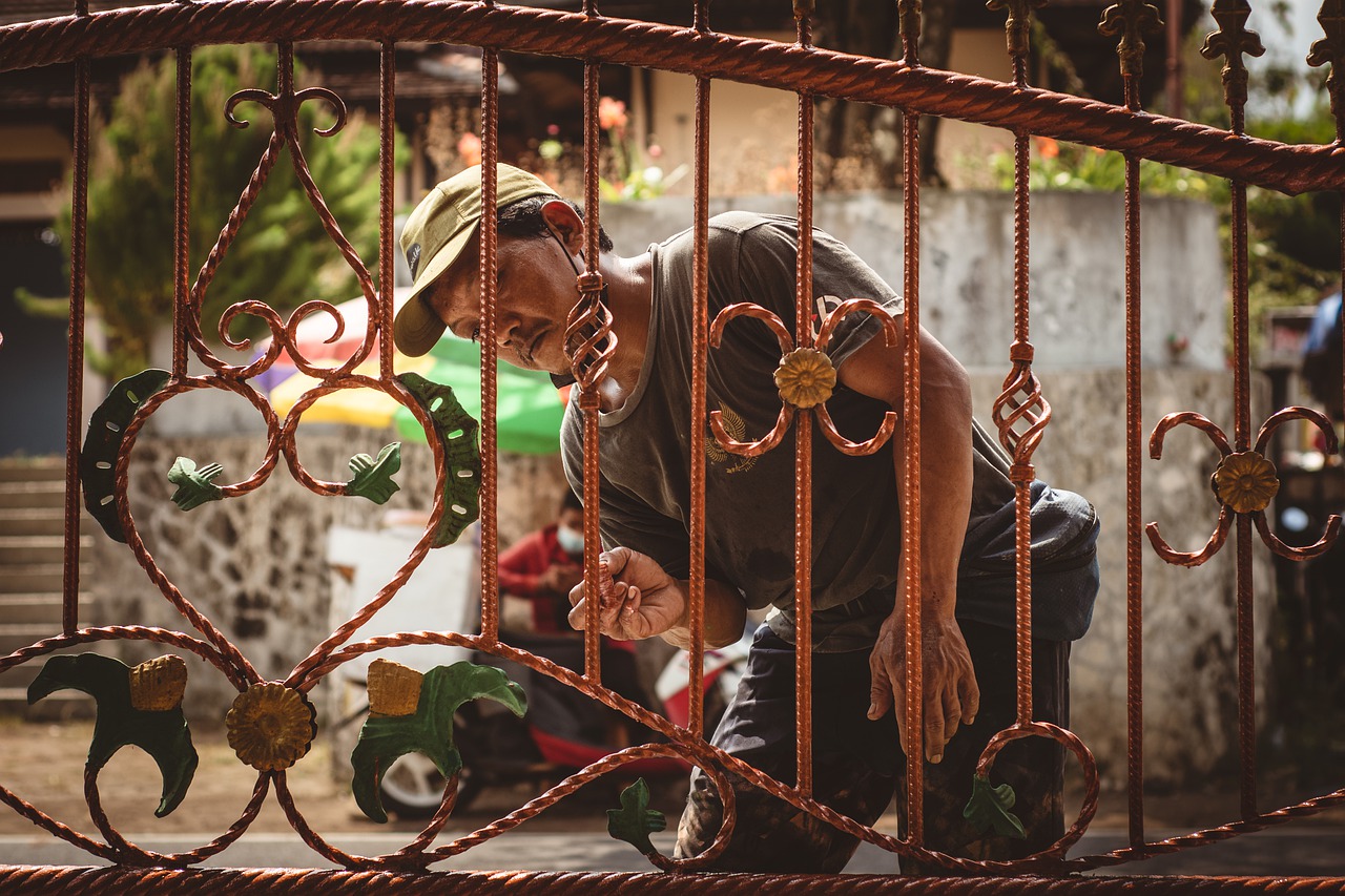 Man Gate Painter Painting  - fia1_1 / Pixabay