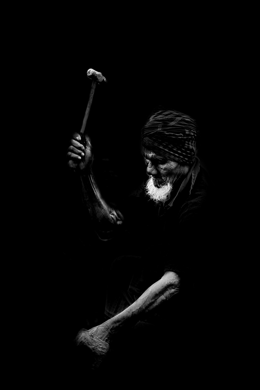 Man Hammer Homeless Street People - mahabuburrahman129 / Pixabay