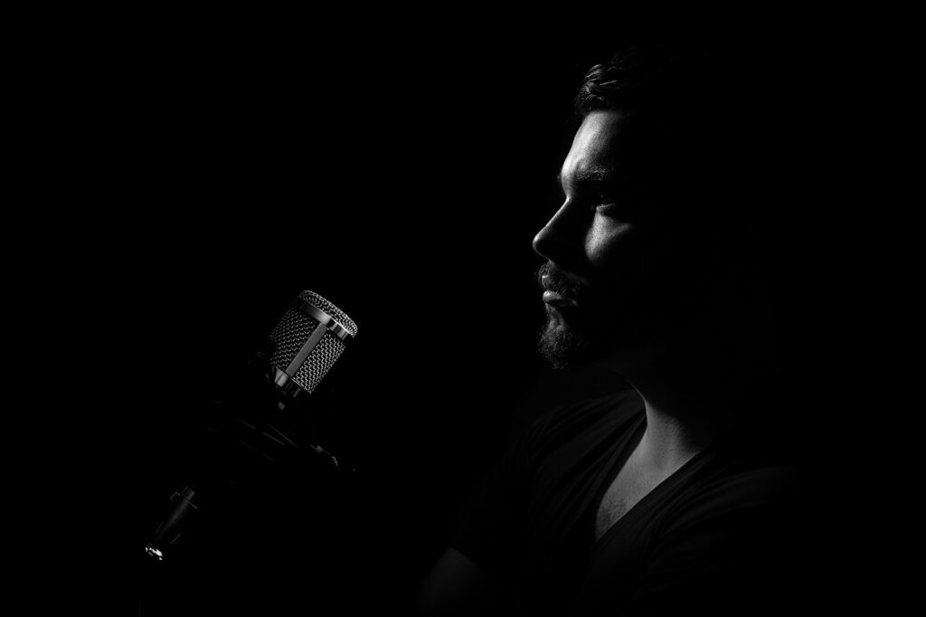 Man Microphone Profile Portrait  - Tumisu / Pixabay