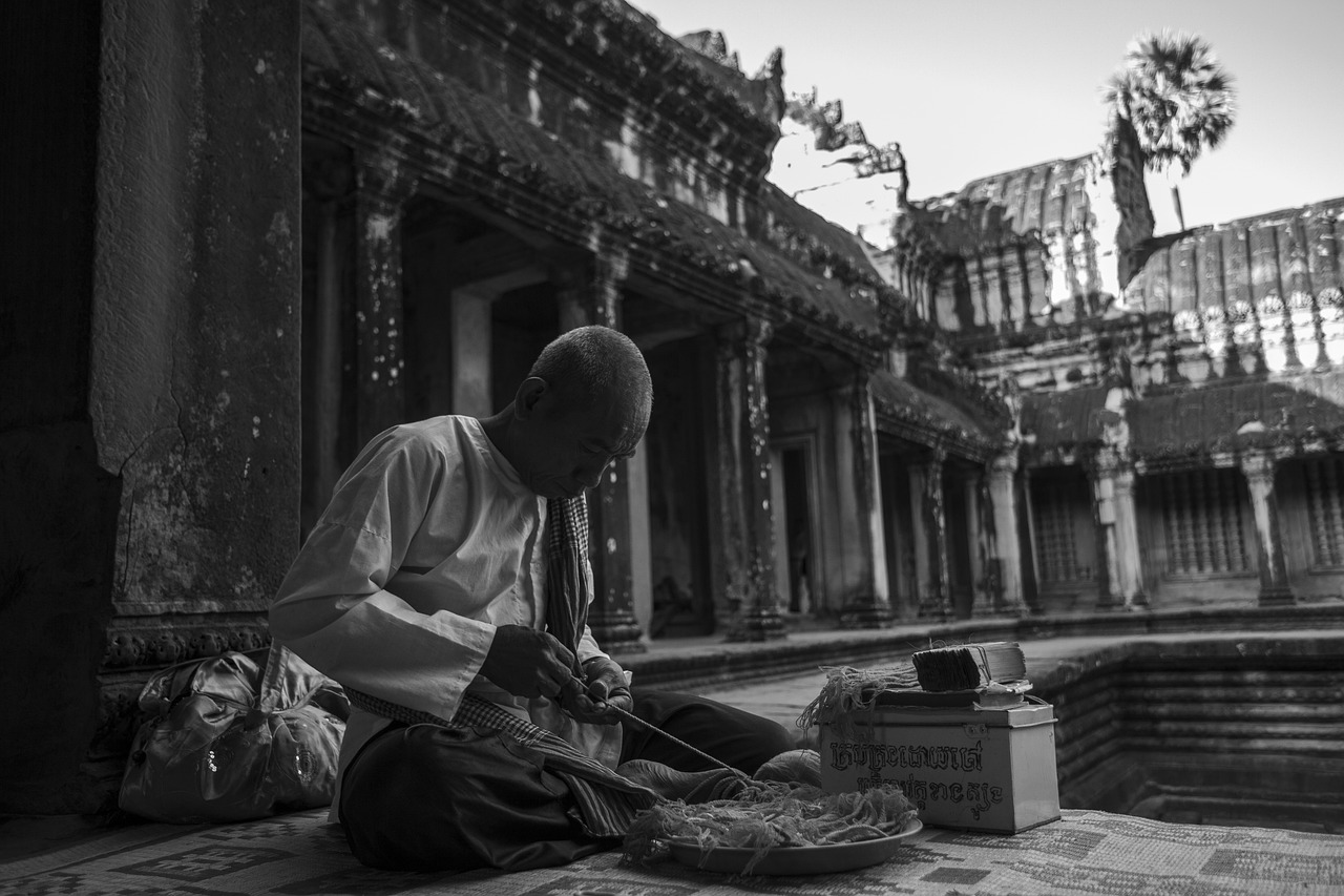 Man Monk Angkor Wat Cambodia - Quangbaophoto / Pixabay