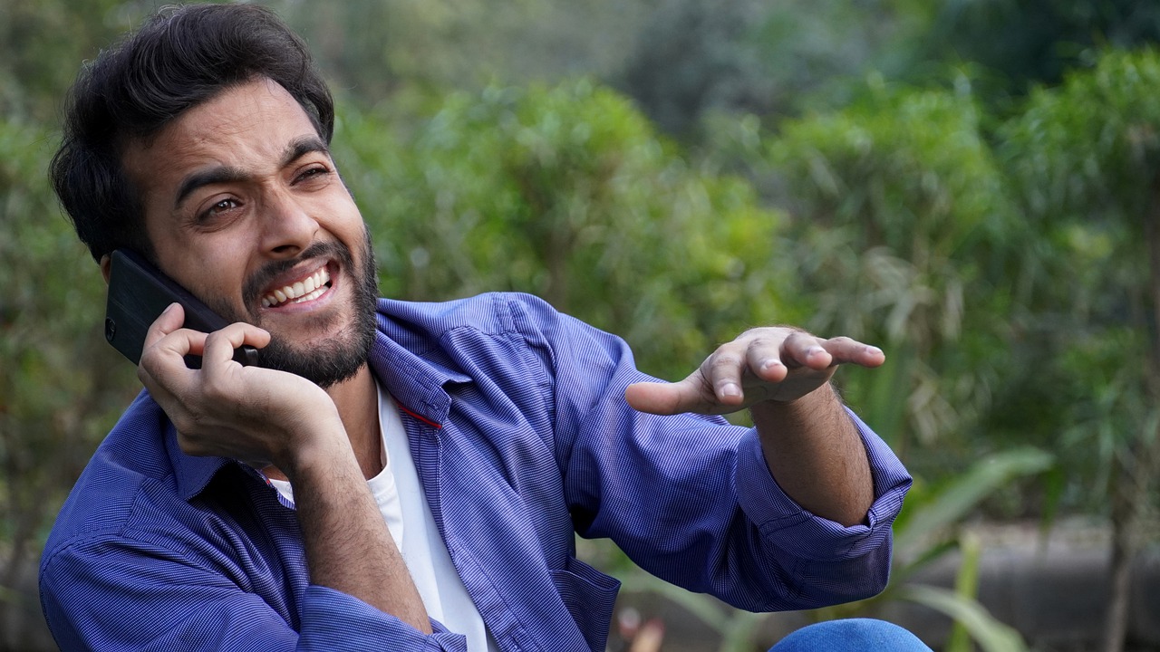 Man Phone Call Gesture Emotions  - Stockfoo / Pixabay