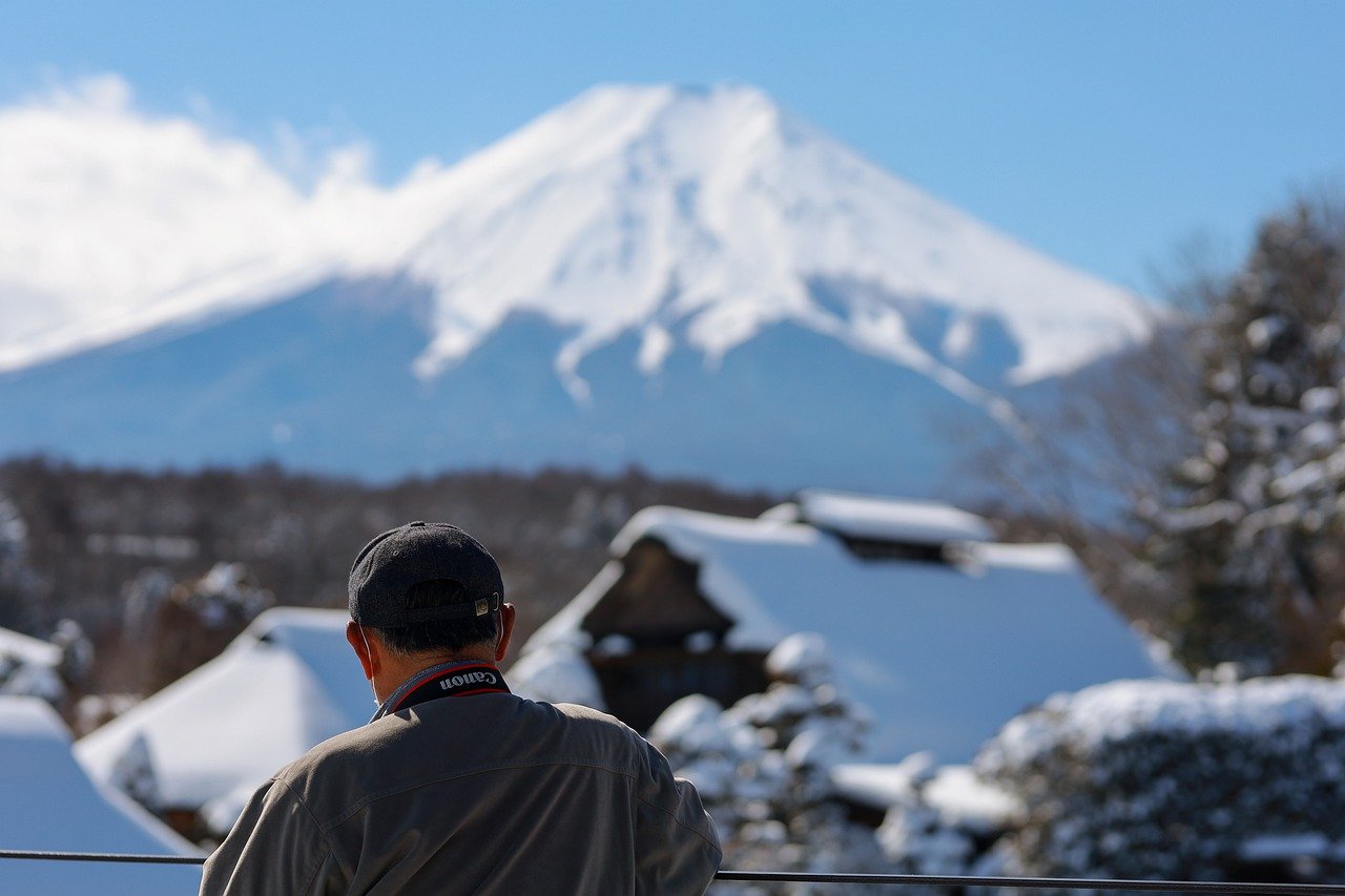 Man Photographer Mount Fuji Tourist - DGyy / Pixabay