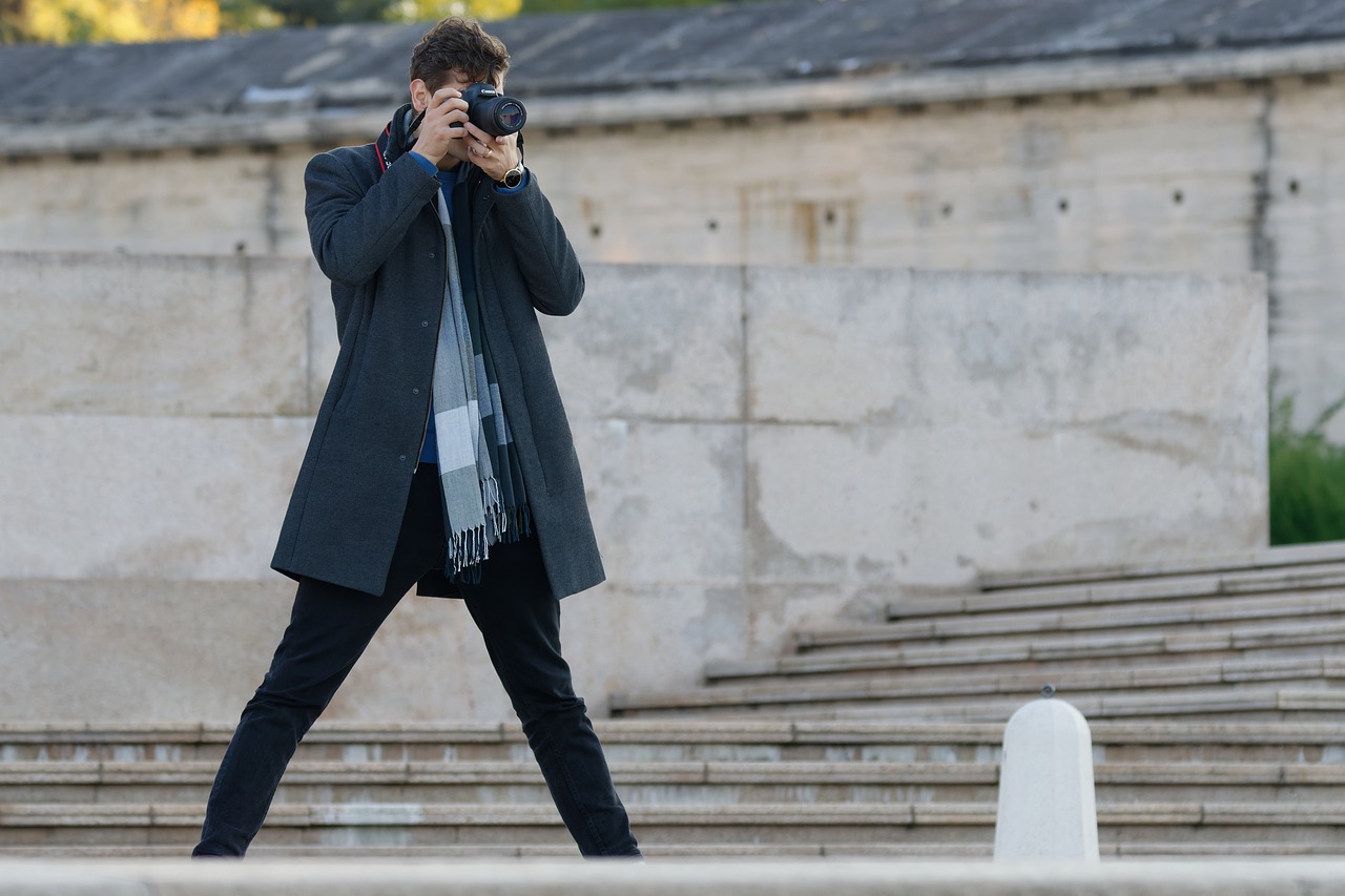 Man Photographer Taking Photos City  - icsilviu / Pixabay