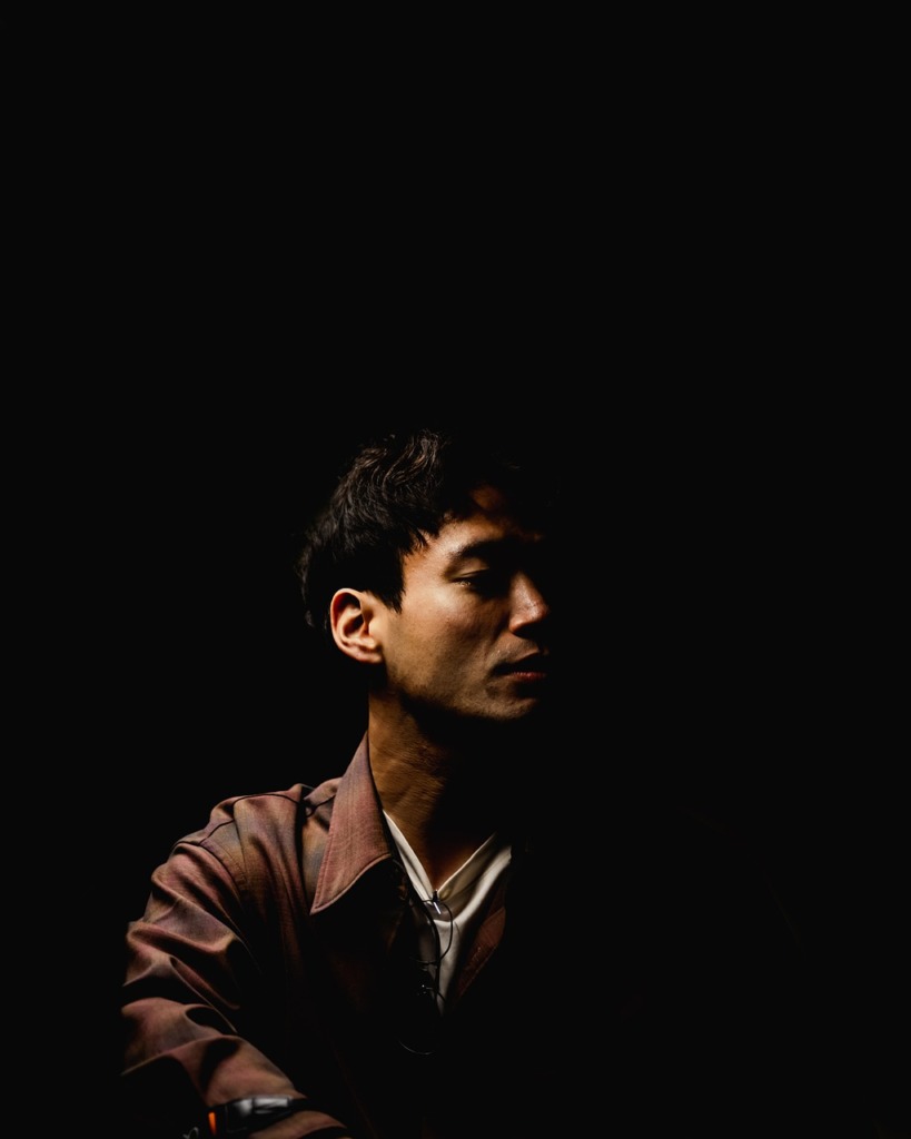 Man Portrait Korean Man Dark Room  - wonpaper / Pixabay