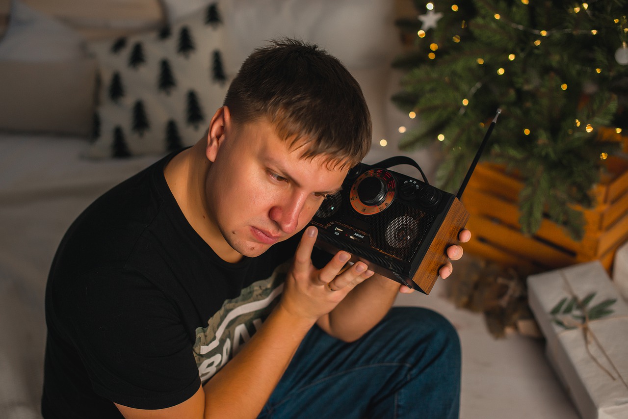 Man Radio Music Listening New Year - 99mimimi / Pixabay