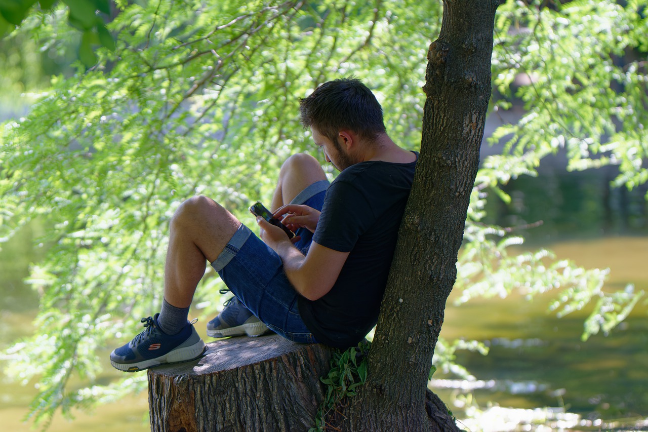 Man River Park Tree Lake Leisure  - Surprising_Shots / Pixabay