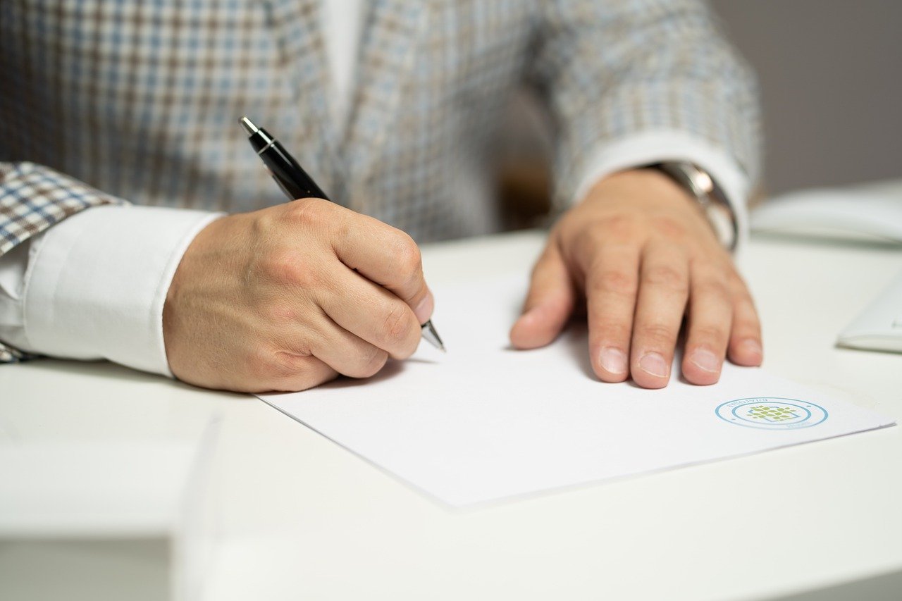 Man Sign Paper Write Document - Sozavisimost / Pixabay