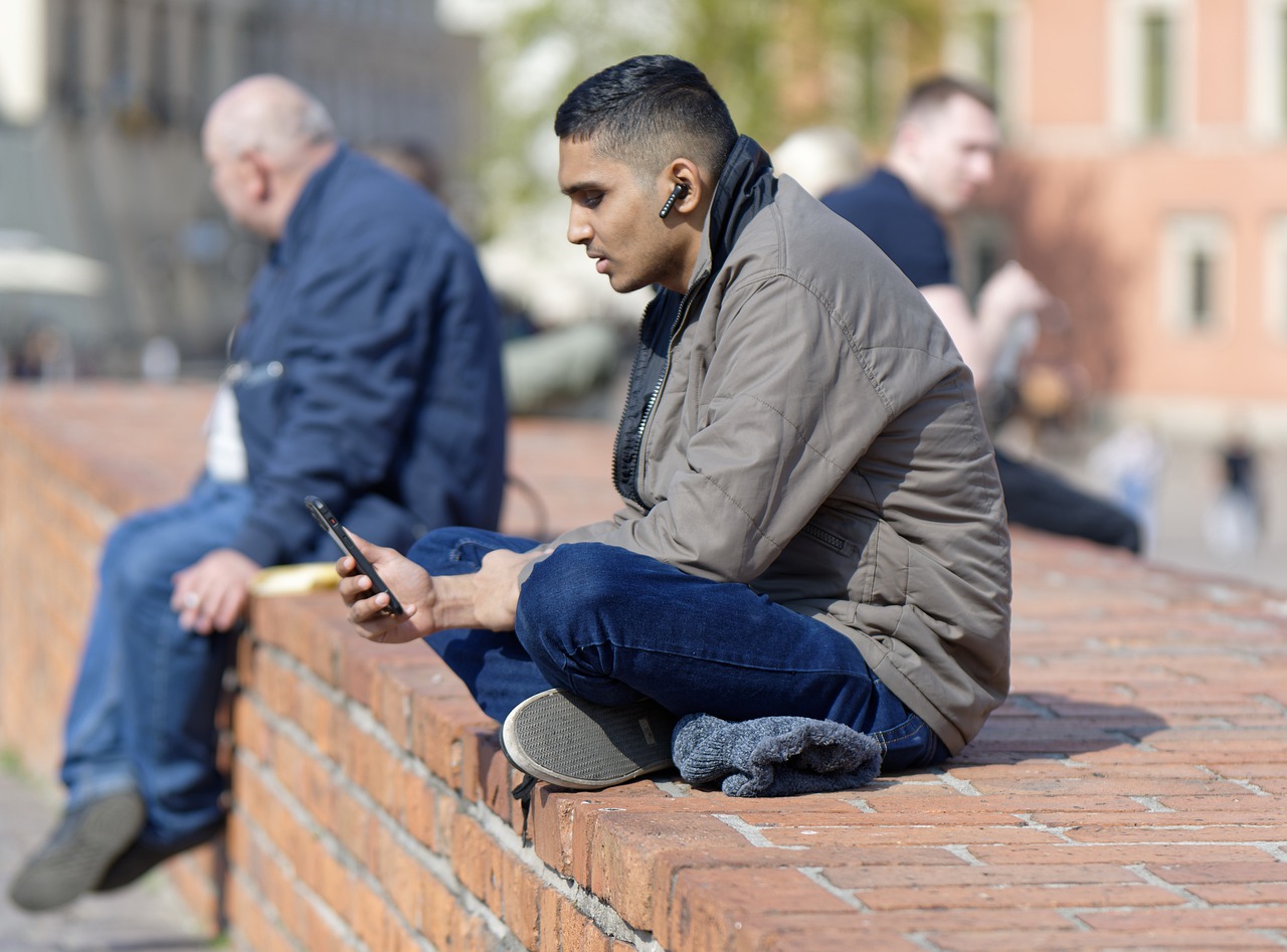 Man Smart Phone Outdoors Phone Call  - Surprising_Shots / Pixabay