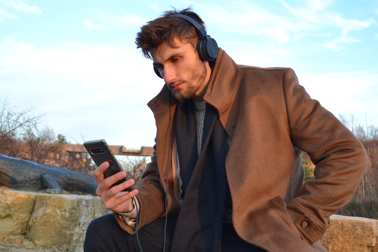 Man Smartphone Headphones Portrait  - elanguagesyt / Pixabay