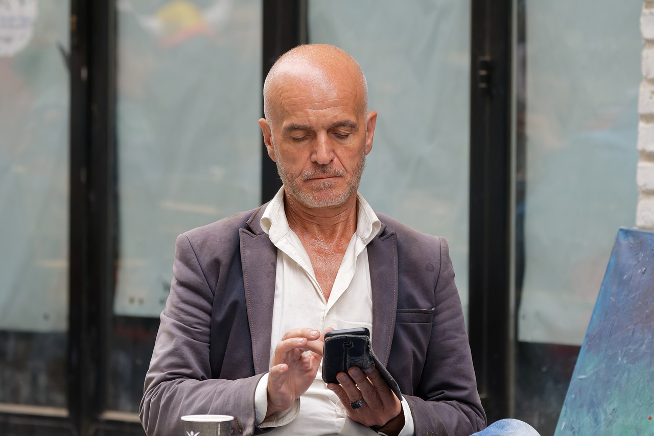 Man Smartphone Outdoor The Terrace  - Surprising_Shots / Pixabay