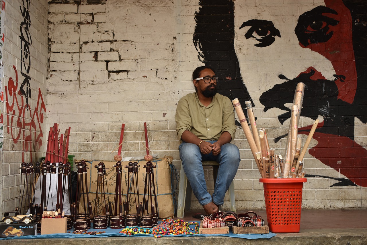 Man Street Traditional Culture - TamalRoy / Pixabay