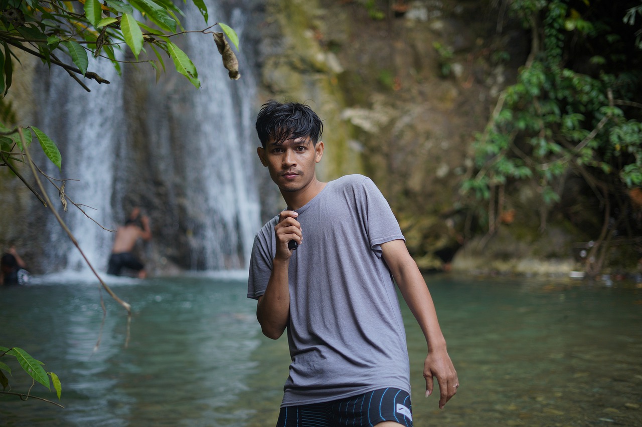 Man Tourist Waterfalls Indonesian  - aceembelif / Pixabay