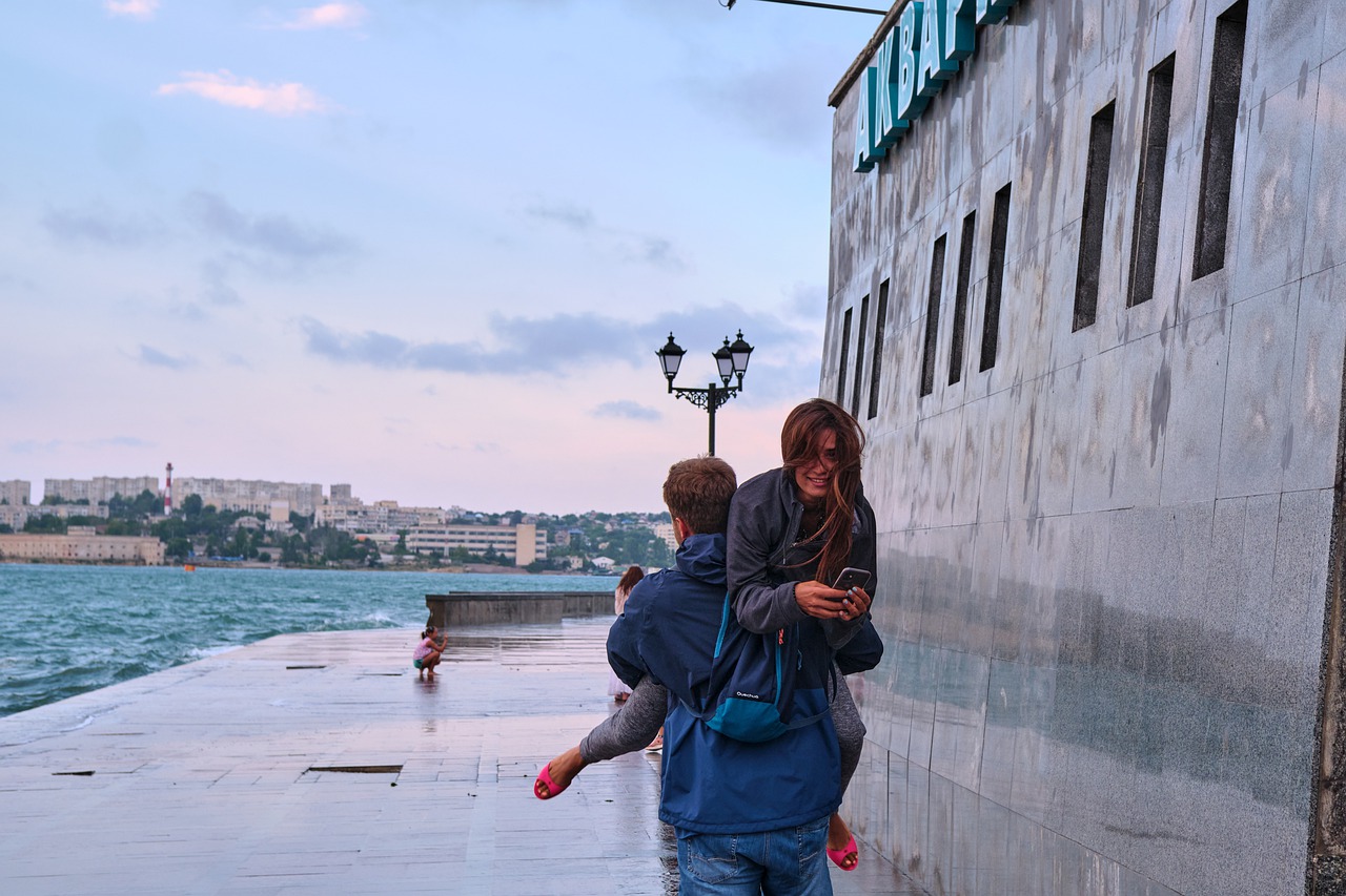 Man Woman Couple Carry Coast Sea  - tyjk / Pixabay