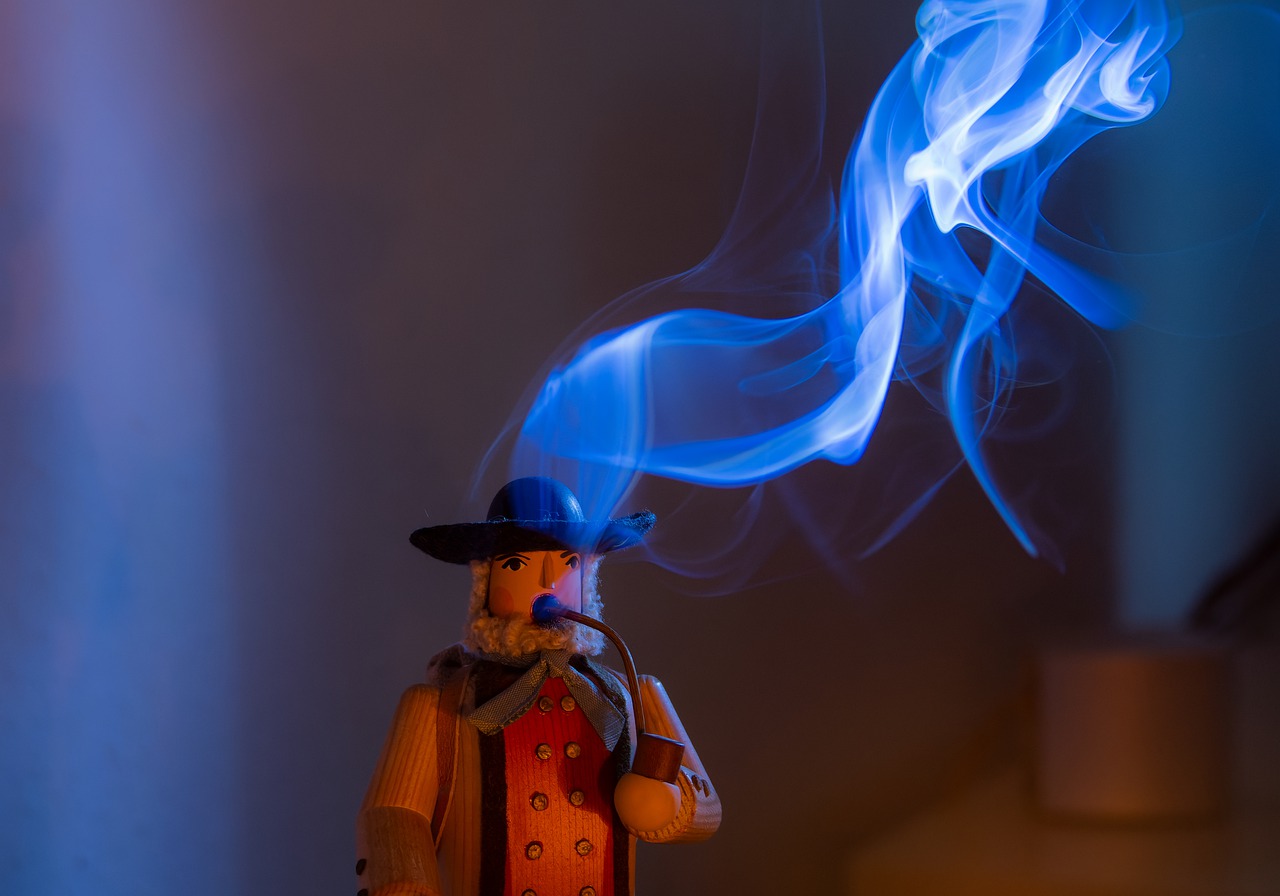 Man Wooden Figure Christmas Smoke  - Gruendercoach / Pixabay
