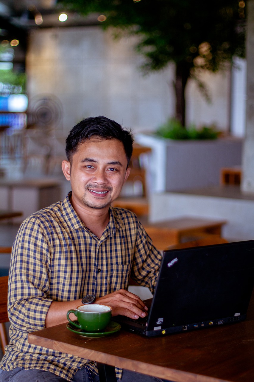 Man Work Computer Job Sitting  - nasiklababan / Pixabay