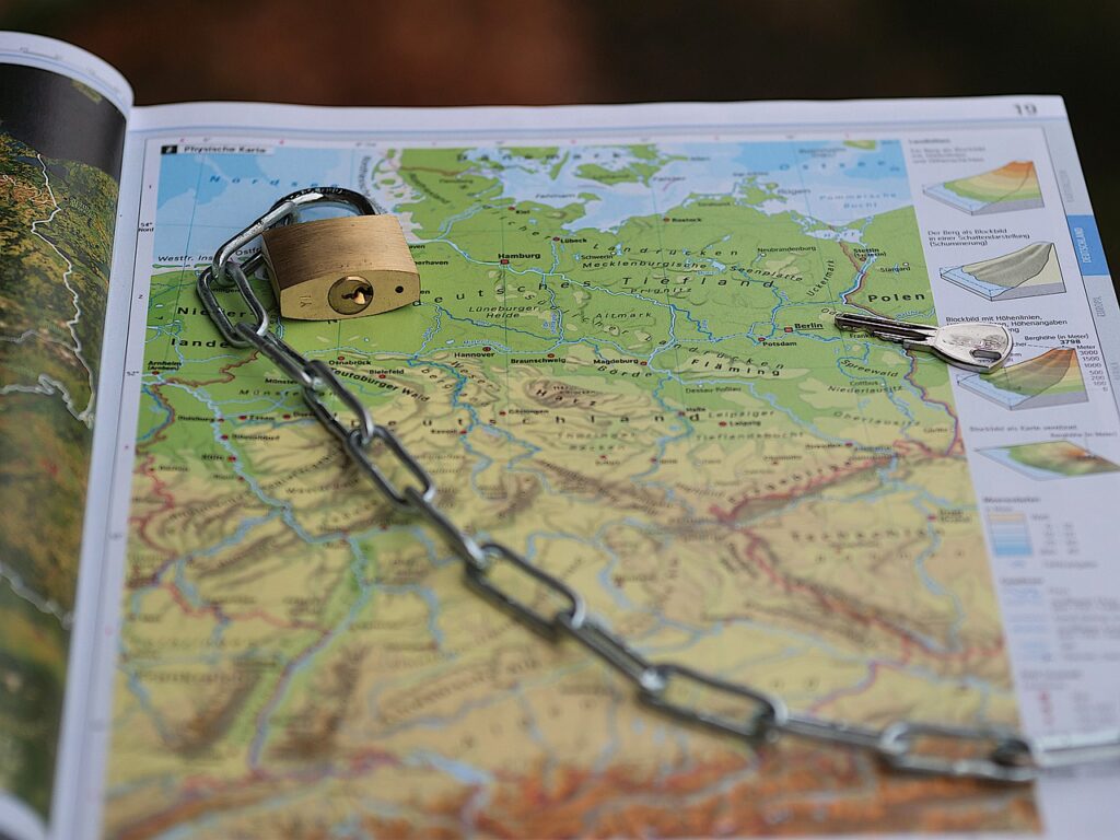 Map Chain Lock Concept Padlock  - AmrThele / Pixabay