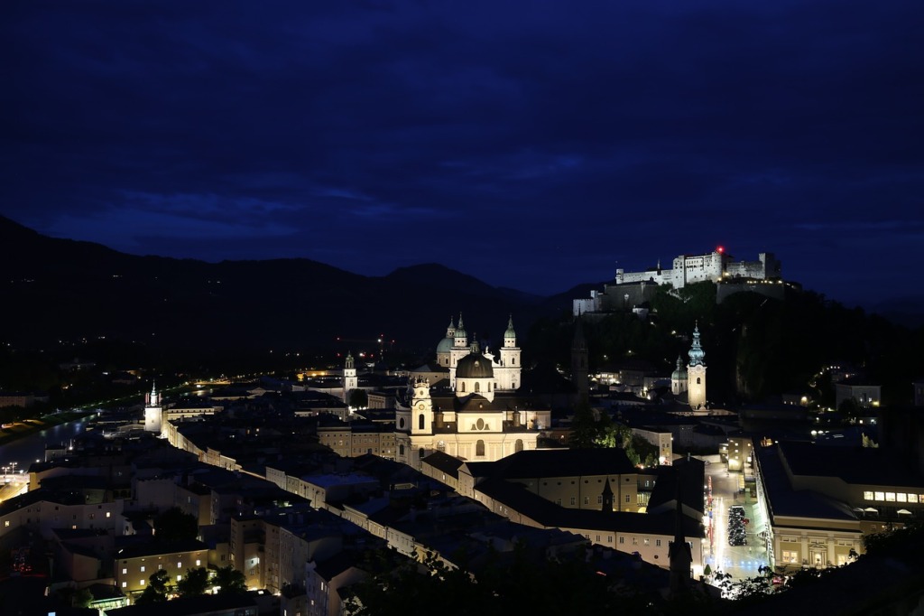 M%c%bnch Habsburg Castle Night View  - 4993578 / Pixabay