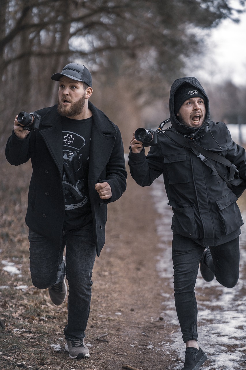 Men Friends Camera Equipment - montyjendrike / Pixabay