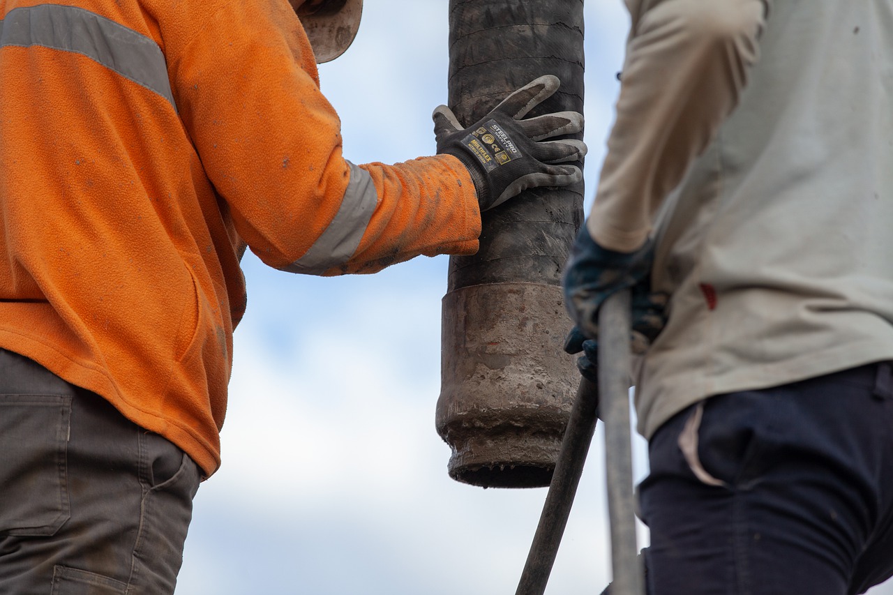 Men Workers Building Job Glove  - Nickbar / Pixabay