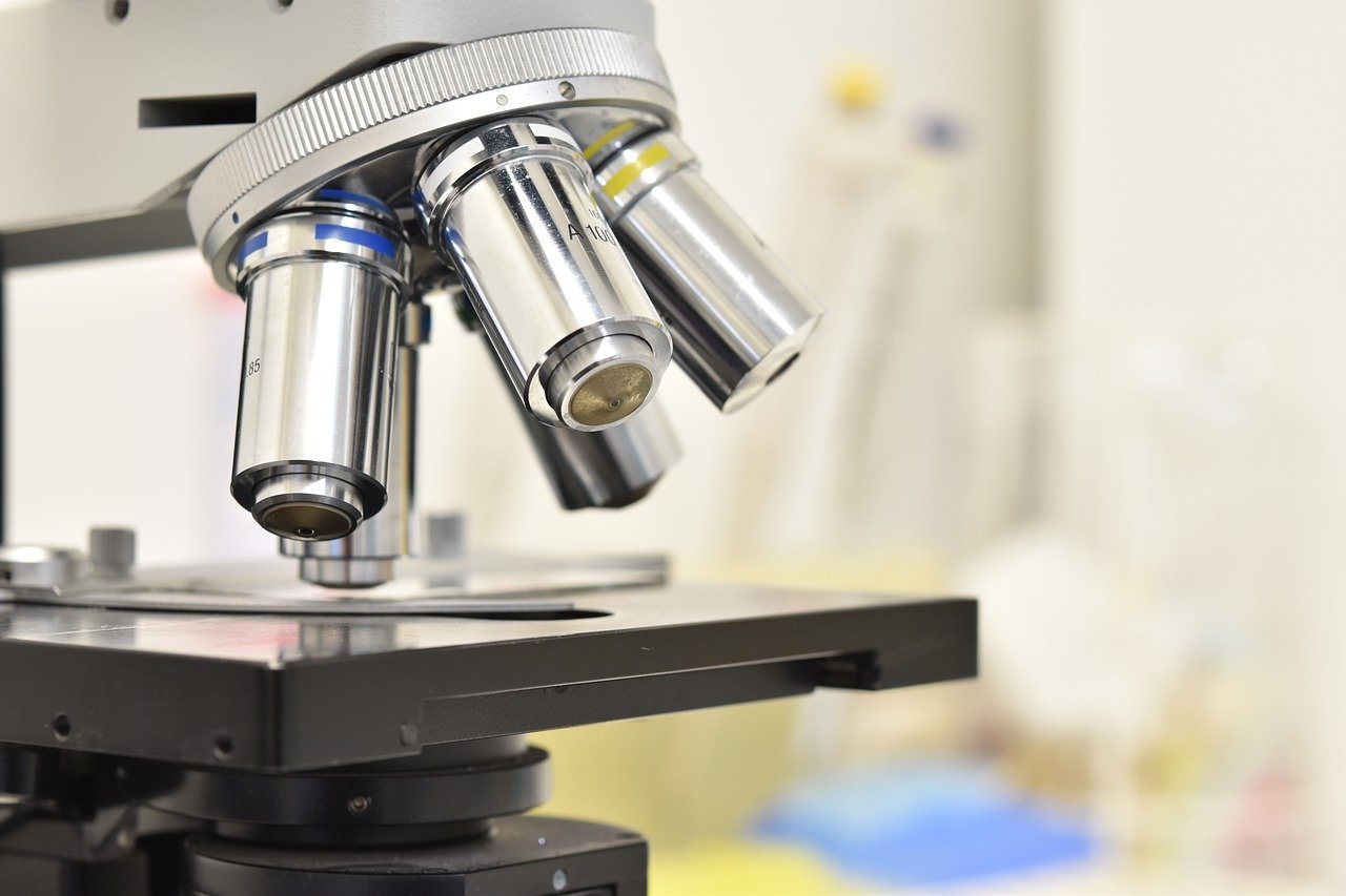 Microscope Laboratory Research Lab  - __Penelope_ / Pixabay