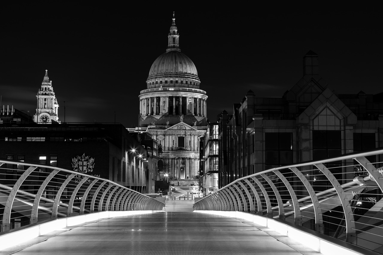 Millennium Bridge Parliament House  - TheOtherKev / Pixabay