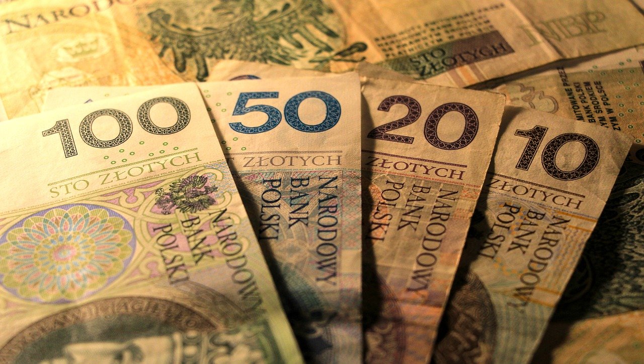 Money Banknotes Currency Cash Bank  - gosiak1980 / Pixabay