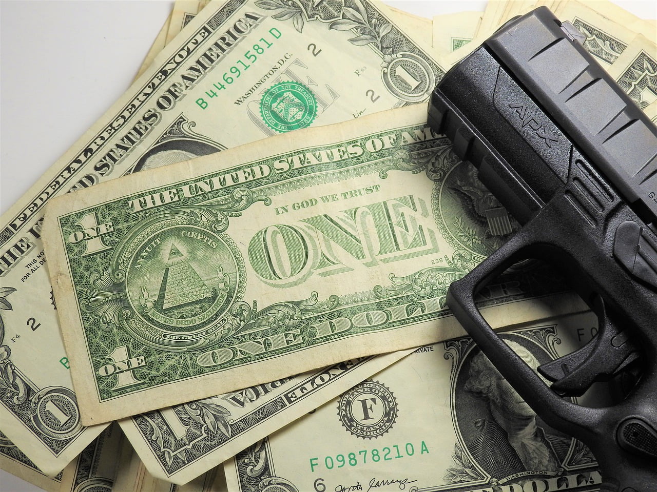 Money Dollar Gun Beretta  - iGlobalWeb / Pixabay