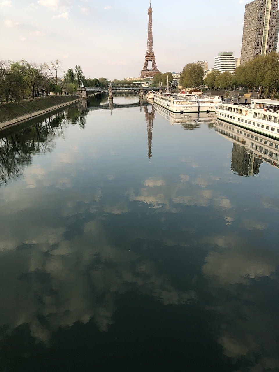Monument Landmark Eiffel Tower  - Berengere71 / Pixabay