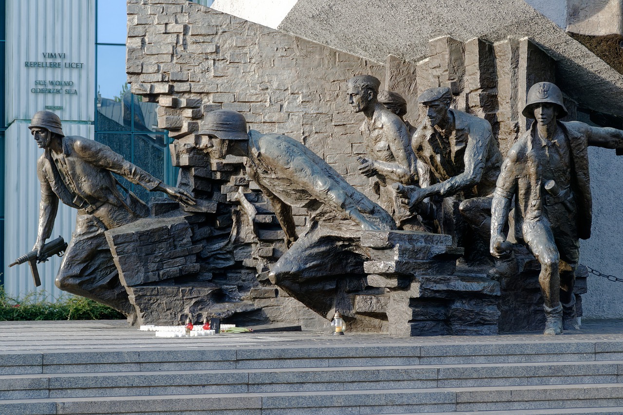 Monument Sculptures War Monument  - icsilviu / Pixabay