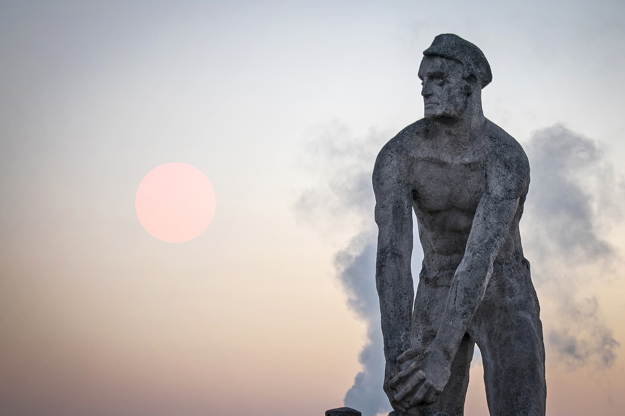 Monument Sunrise Sailor The Sun - PawelEnglender / Pixabay