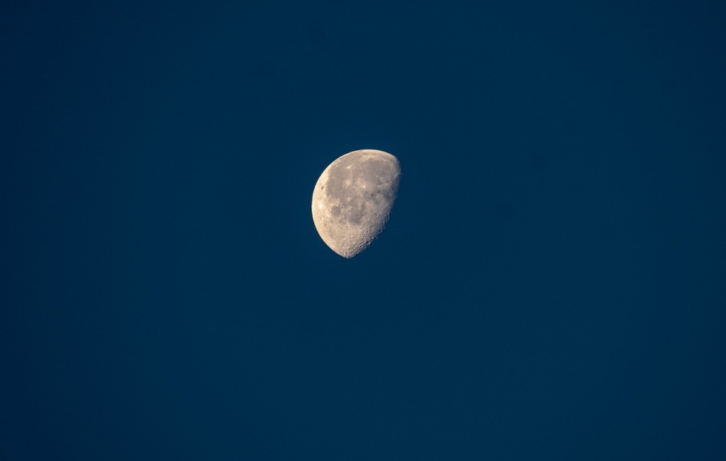 Moon Half Moon Space Craters  - balouriarajesh / Pixabay