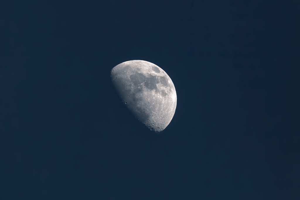 Moon Sky Satellite Crater  - Kanenori / Pixabay