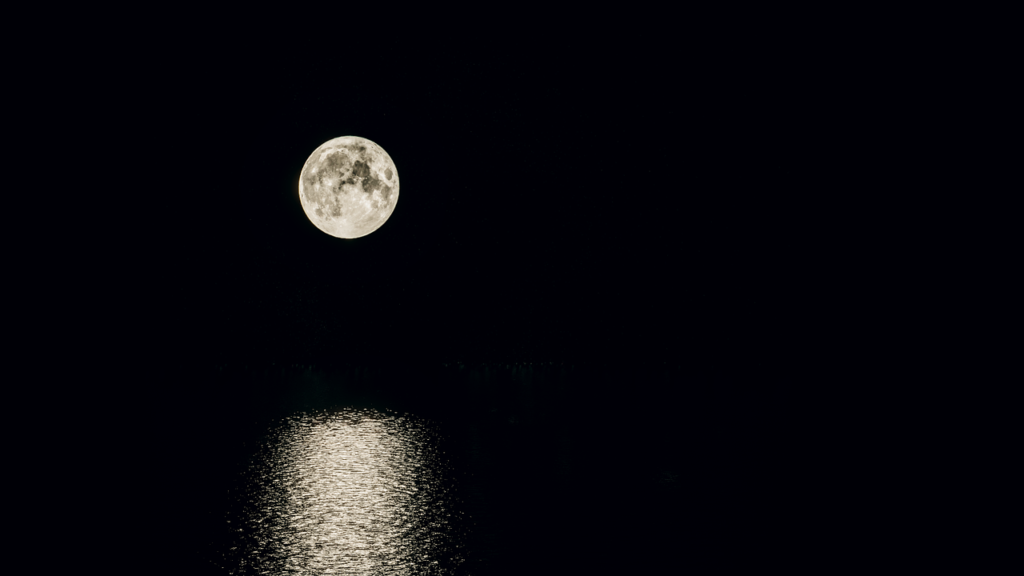 Moon Sky Sea Moonlight Light - Avia5 / Pixabay