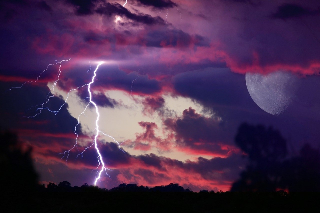 Moon Storm Lightning Night Sky  - justieklein / Pixabay
